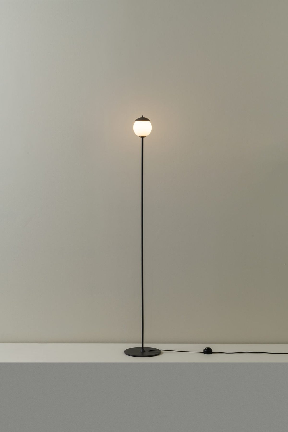 Lámpara de pie de salón – Milan Kep – cuerpo de aluminio estampado y lacado, 4 acabados