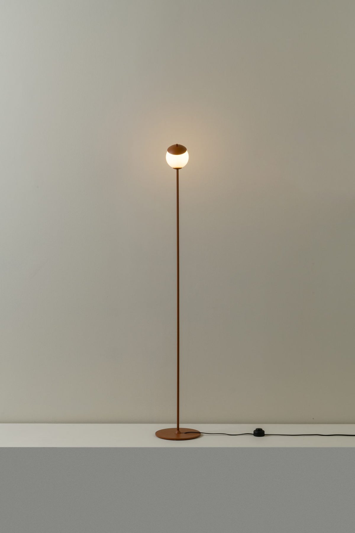 Lámpara de pie de salón – Milan Kep – cuerpo de aluminio estampado y lacado, 4 acabados