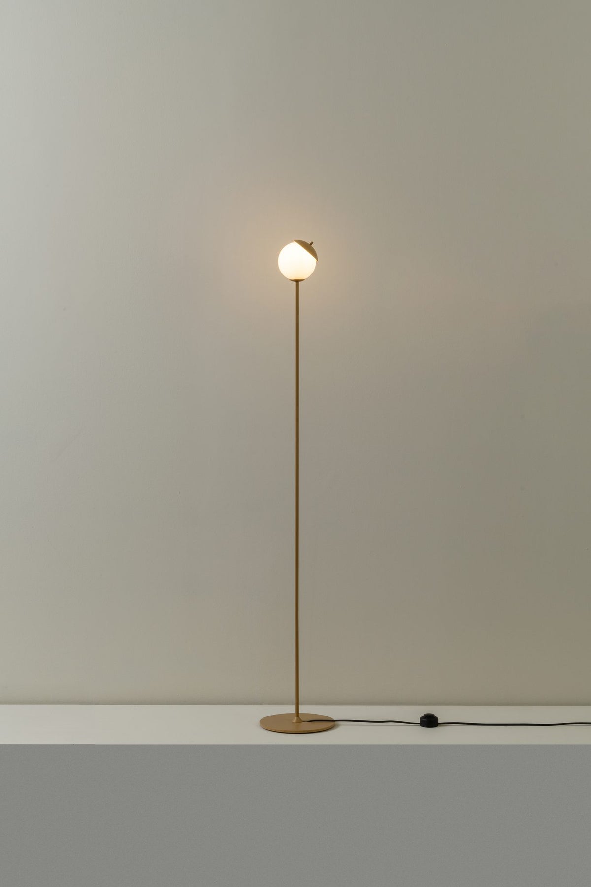 Lámpara de pie de salón – Milan Kep – cuerpo de aluminio estampado y lacado, 4 acabados