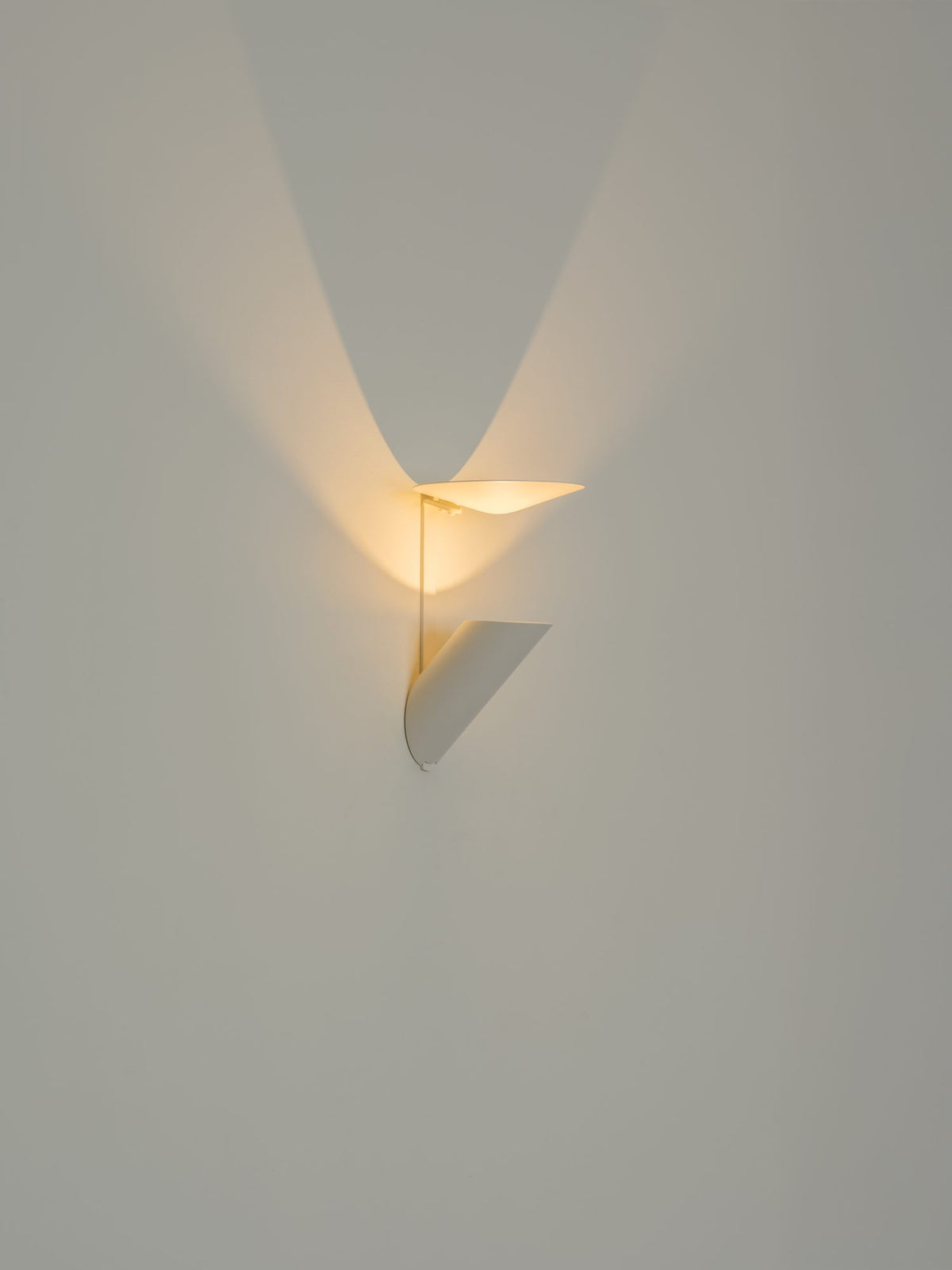 Aplique de pared – Milan Mokka – cuerpo de acero estampado, 3 acabados