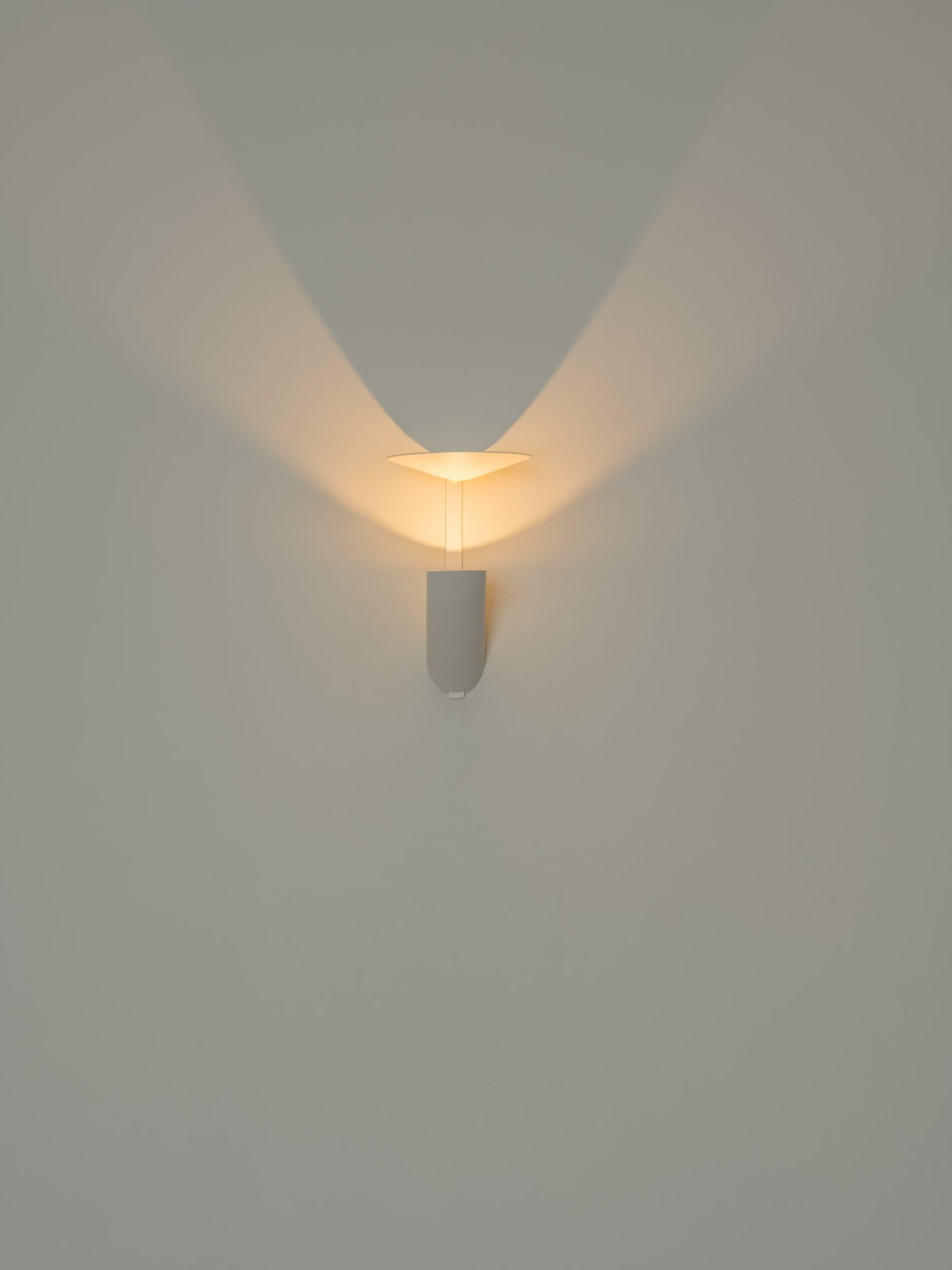 Aplique de pared – Milan Mokka – cuerpo de acero estampado, 3 acabados