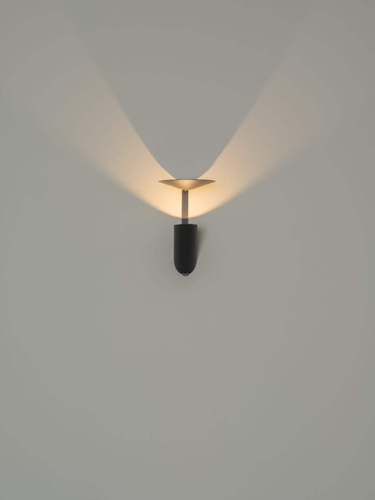 Aplique de pared – Milan Mokka – cuerpo de acero estampado, 3 acabados