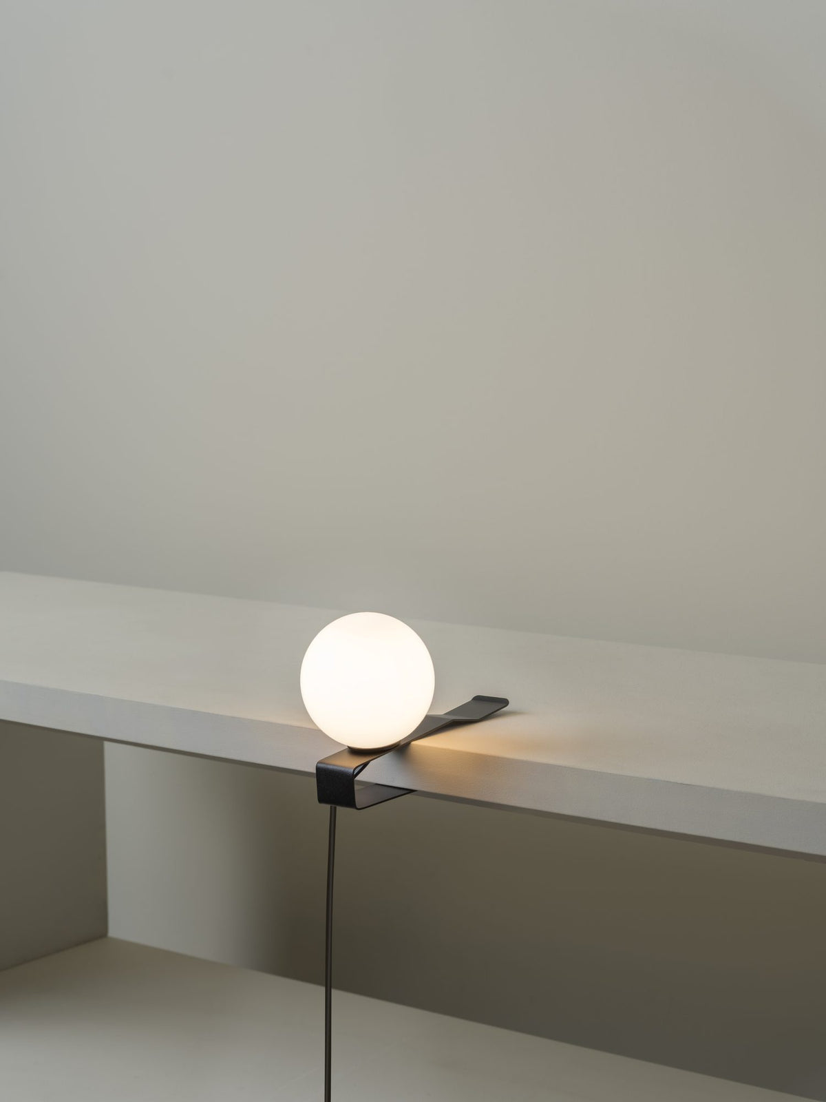 Lámpara de pinza para aplique o sobremesa – Milan Grip – cuerpo mecanizado en acero inoxidable con pantalla de cristal opal, 3 acabados