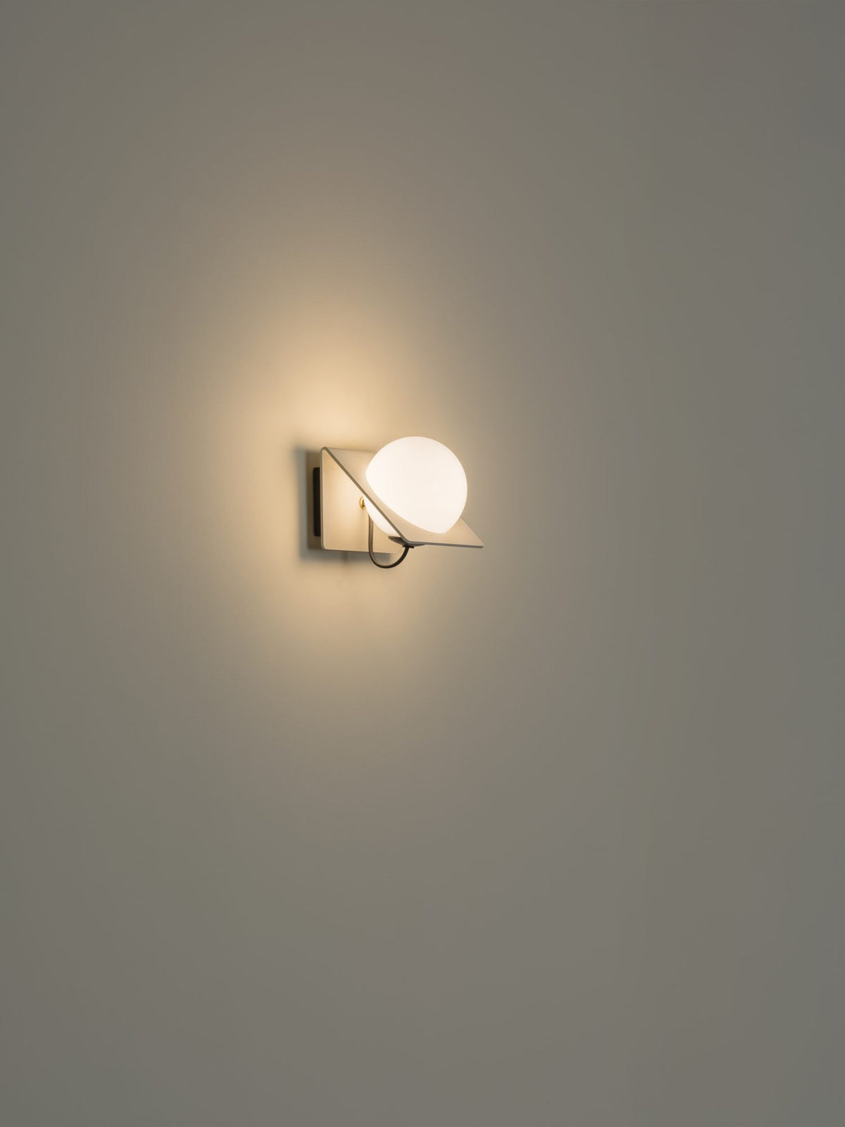 Aplique de pared pequeño – Milan Fold – cuerpo de acero plegado con cristal opal, 3 acabados