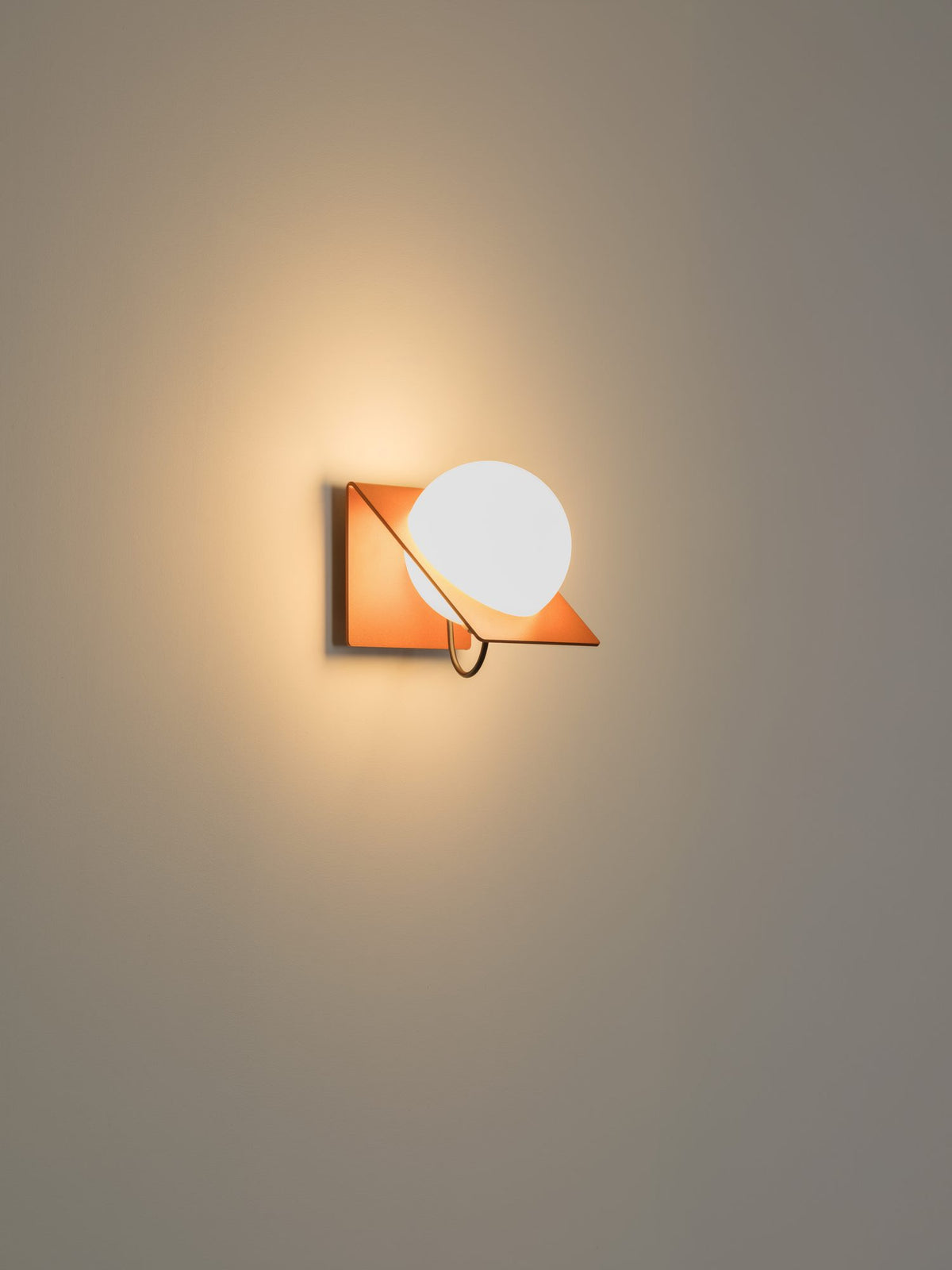 Aplique de pared grande – Milan Fold – cuerpo de acero plegado con cristal opal, 3 acabados