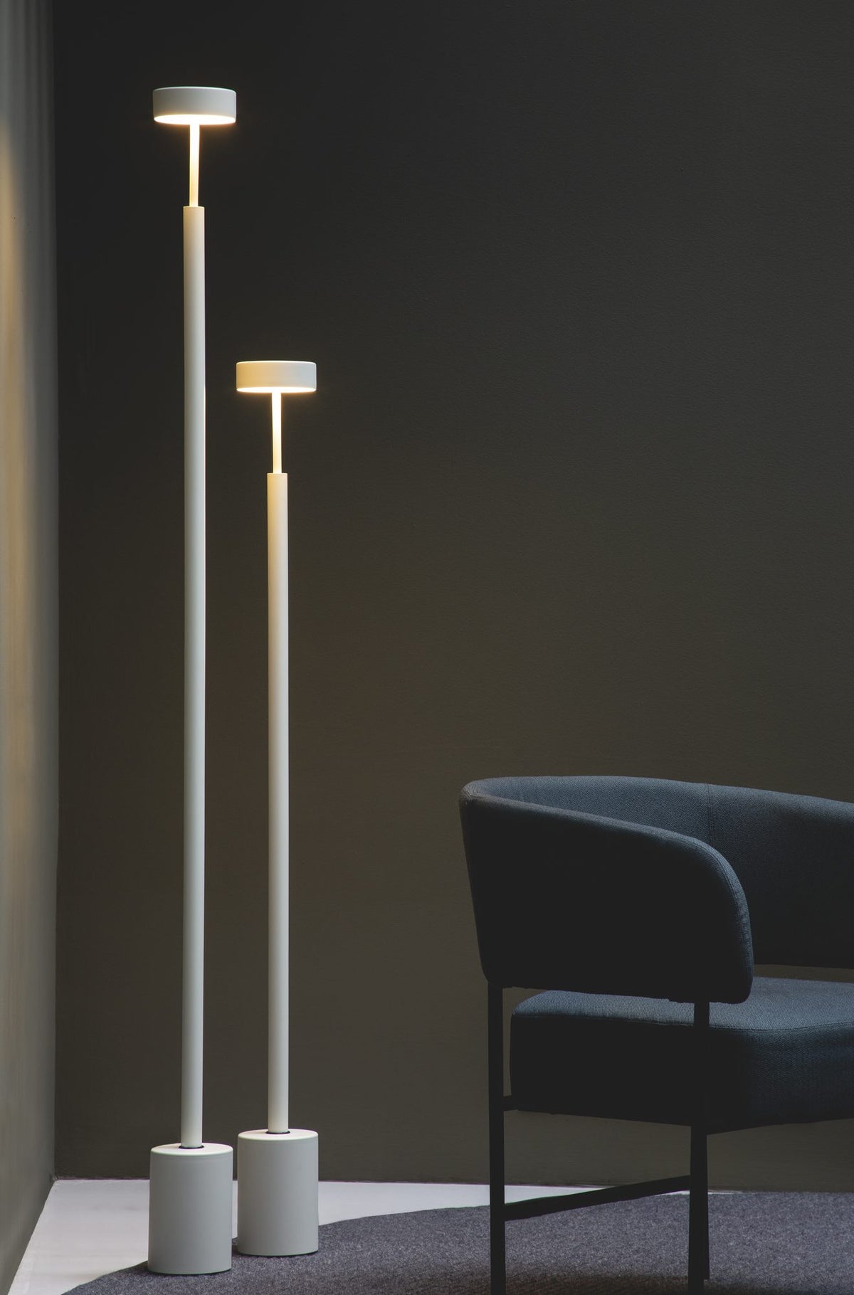 Lámpara de pie de salón 130 cm – Milan Peak – diseño de cilindros superpuestos en metal, 3 acabados