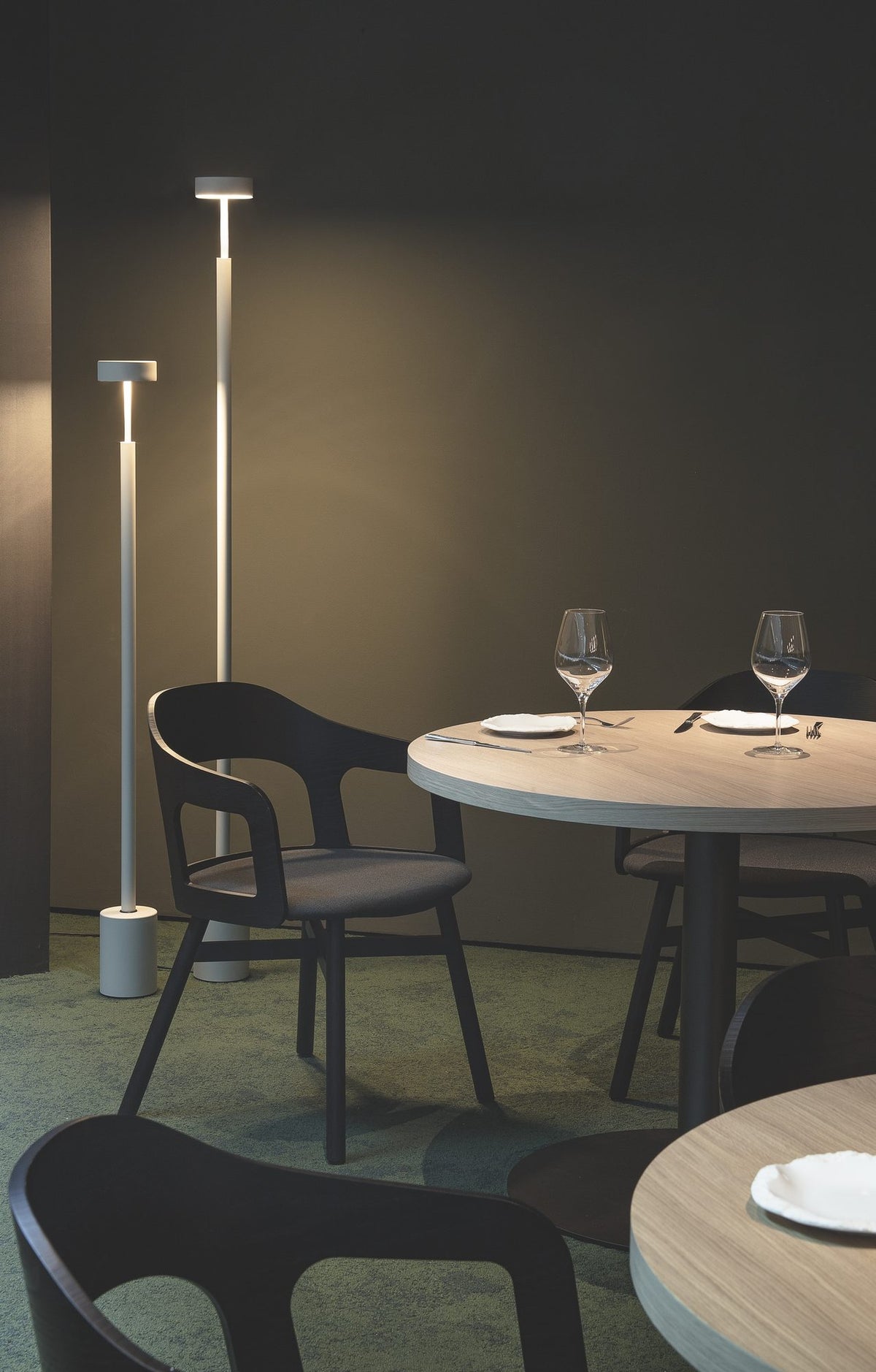 Lámpara de pie de salón 130 cm – Milan Peak – diseño de cilindros superpuestos en metal, 3 acabados