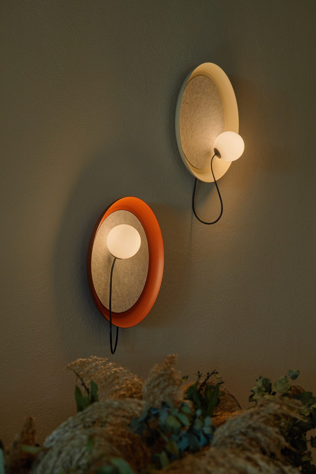 Aplique de pared – Milan Wire – tulipa de cristal conectada a pantalla textil mediante un hilo, 3 acabados